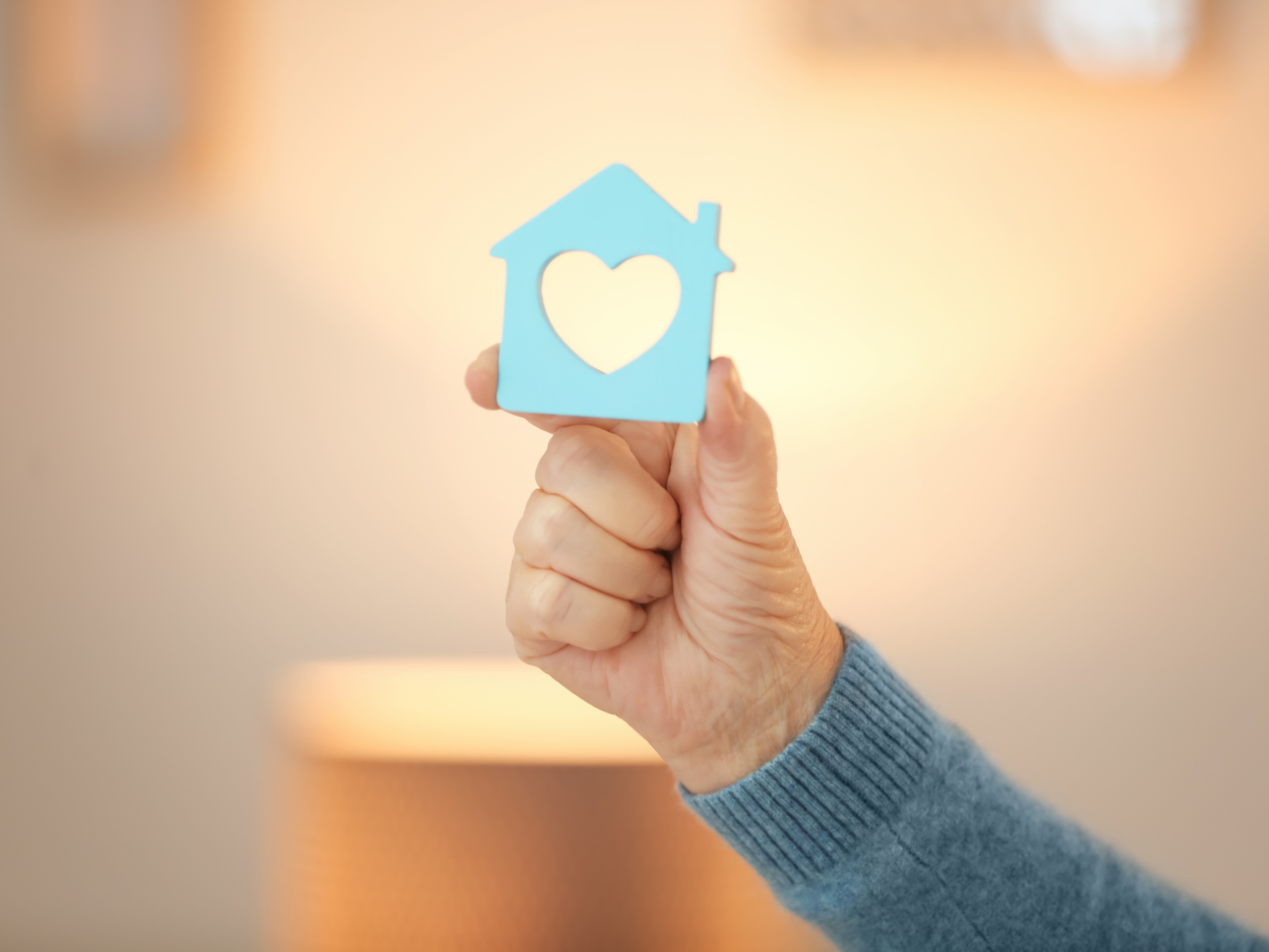 Read more about the article In-Home Care vs. Nursing Homes: Which is the Right Choice for Your Loved One? 