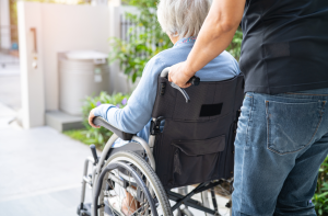 Read more about the article When to Choose In-Home Care: Recognizing the Signs and Making Informed Decisions
